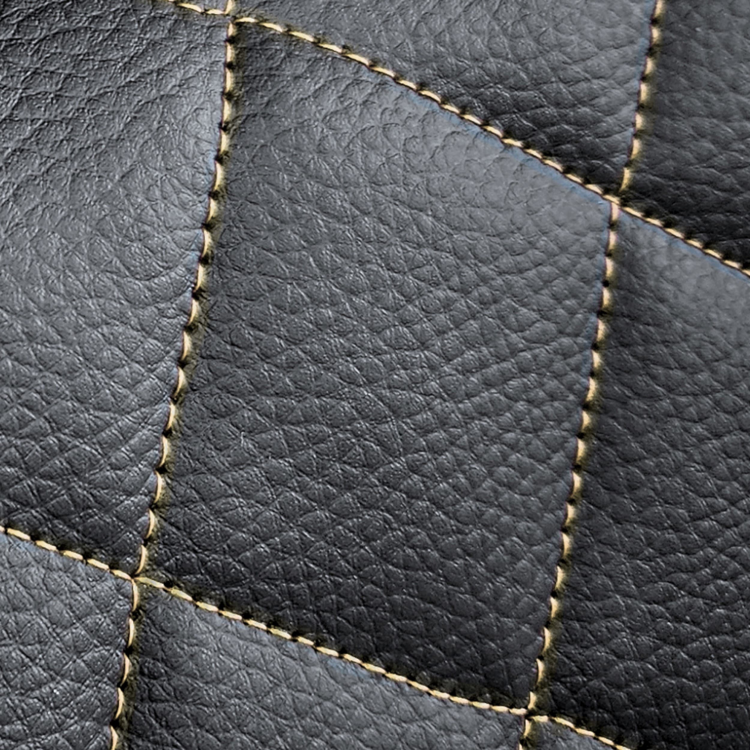 Perfect Line stoelhoezen - detail van ruitpatroon stiksel met beige draad op zwart eco-leer