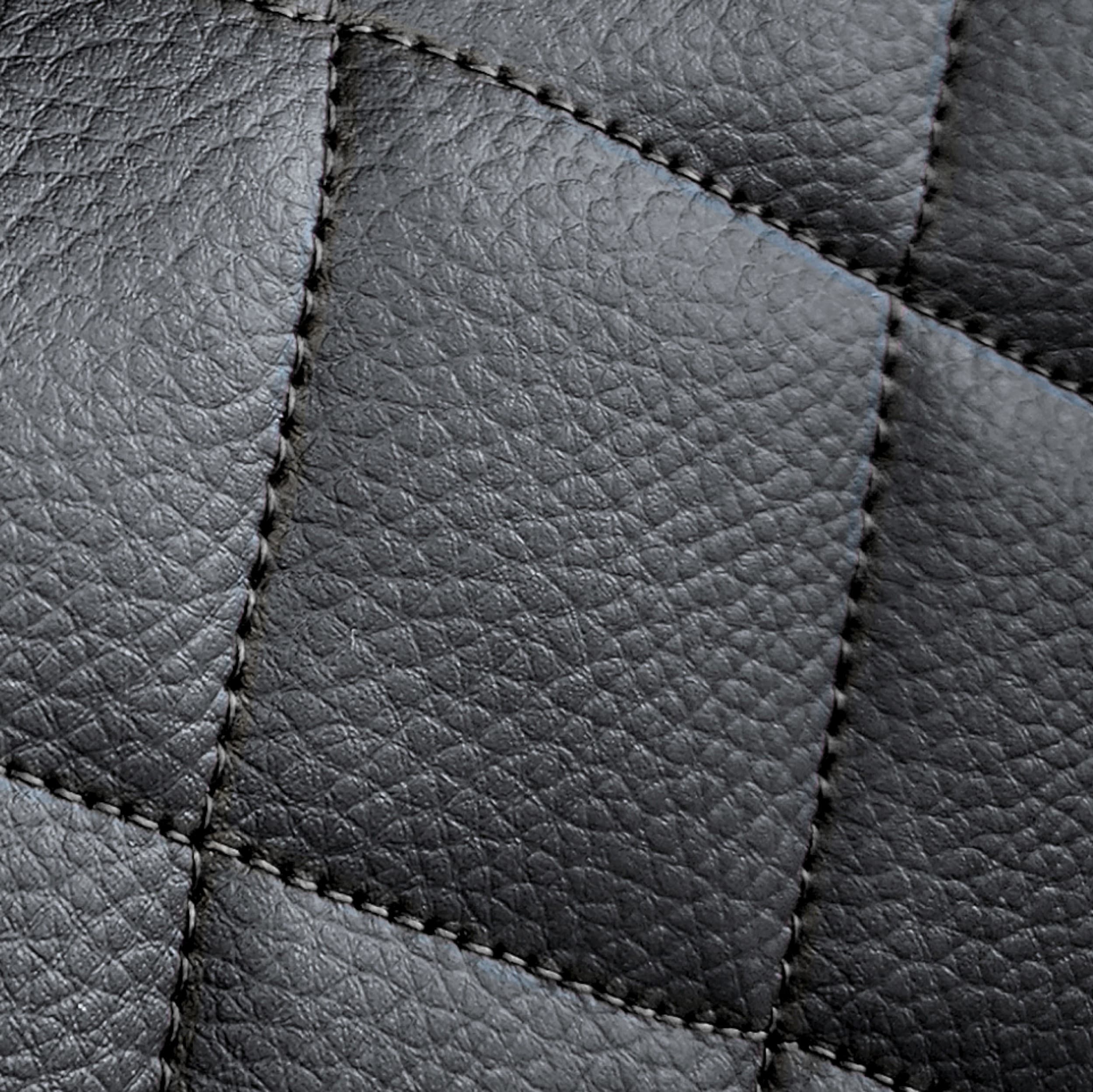 Perfect Line stoelhoezen - detail van ruitpatroon stiksel met zwarte draad op zwart eco-leer