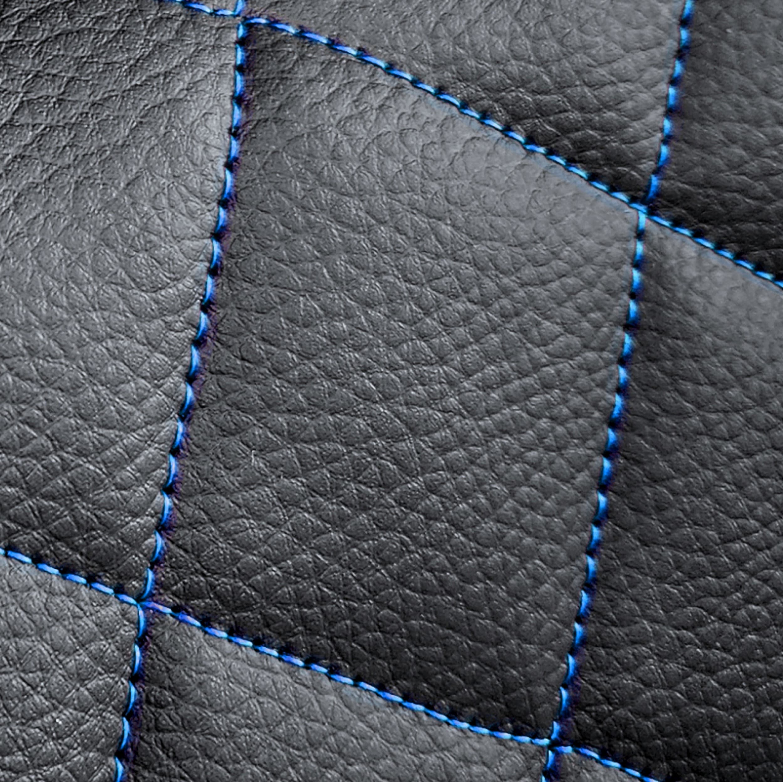 Perfect Line stoelhoezen - detail van ruitpatroon stiksel met blauwe draad op zwart eco-leer