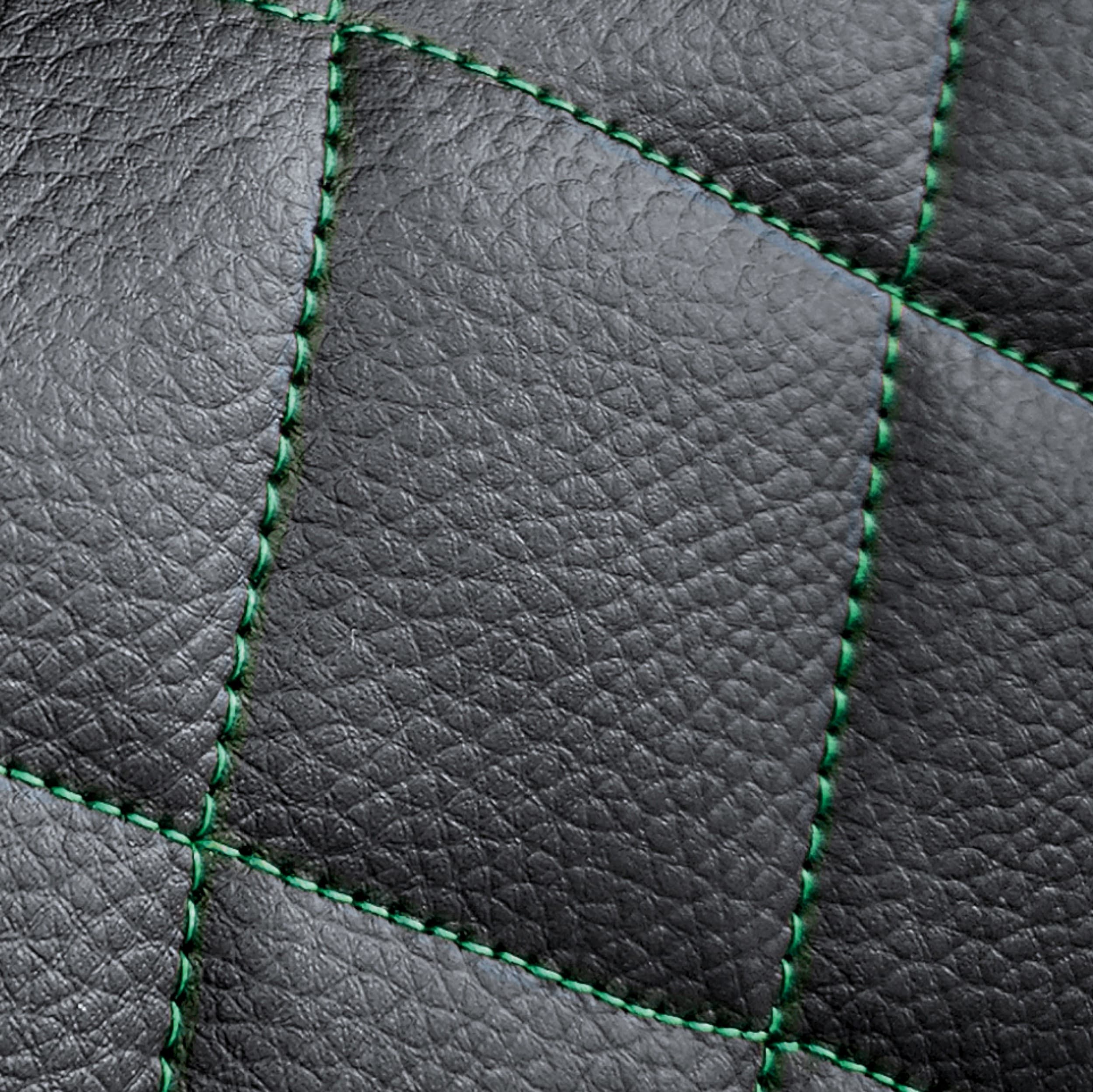 Perfect Line stoelhoezen - detail van ruitpatroon stiksel met groene draad op zwart eco-leer