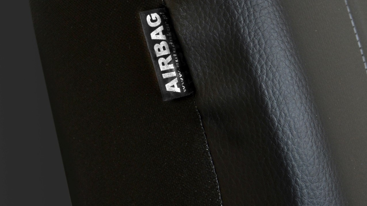 Detail van het gecertificeerde AIRBAG-label aan de zijkant van de zwarte hoes