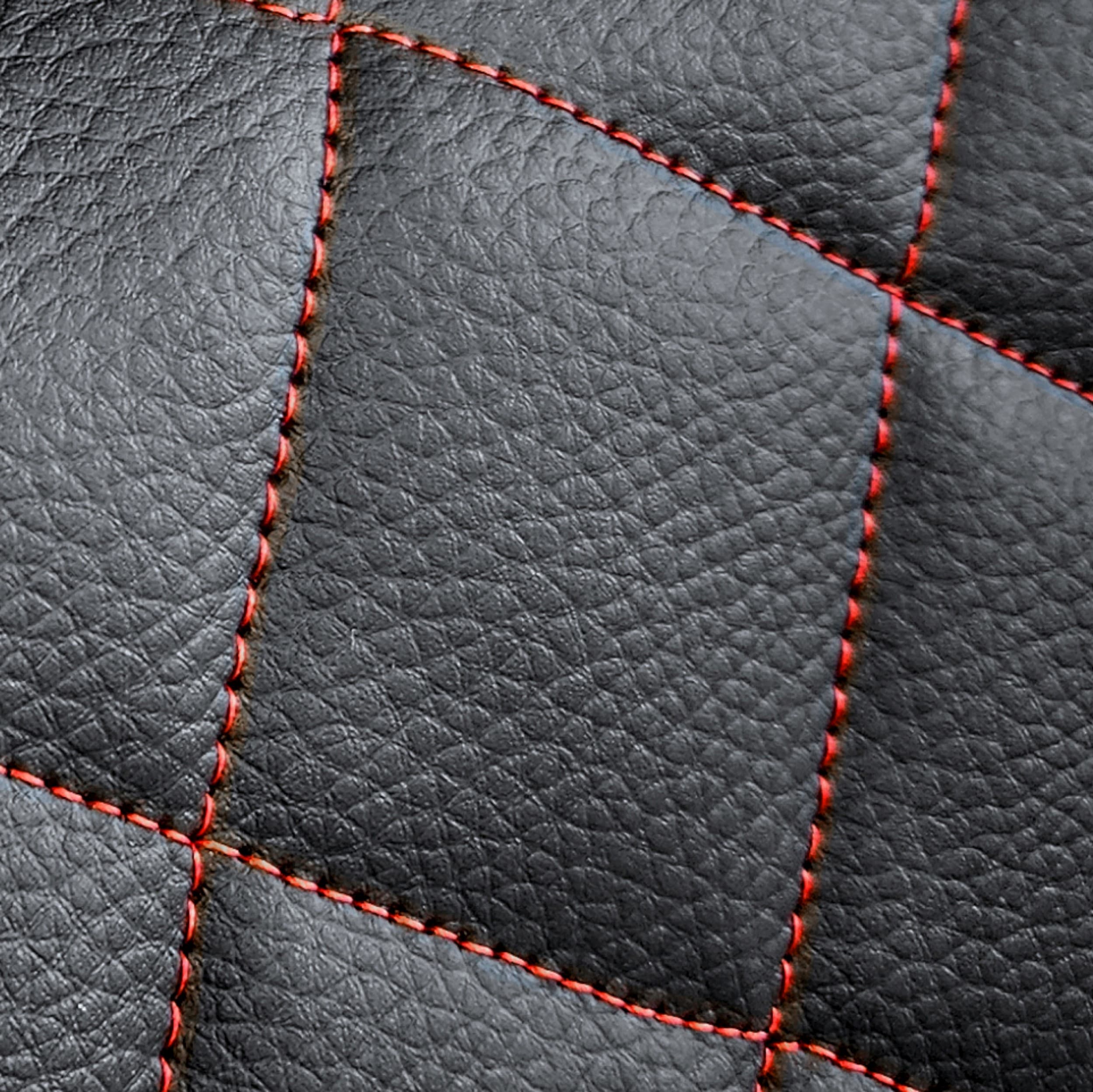 Perfect Line stoelhoezen - detail van ruitpatroon stiksel met rode draad op zwart eco-leer