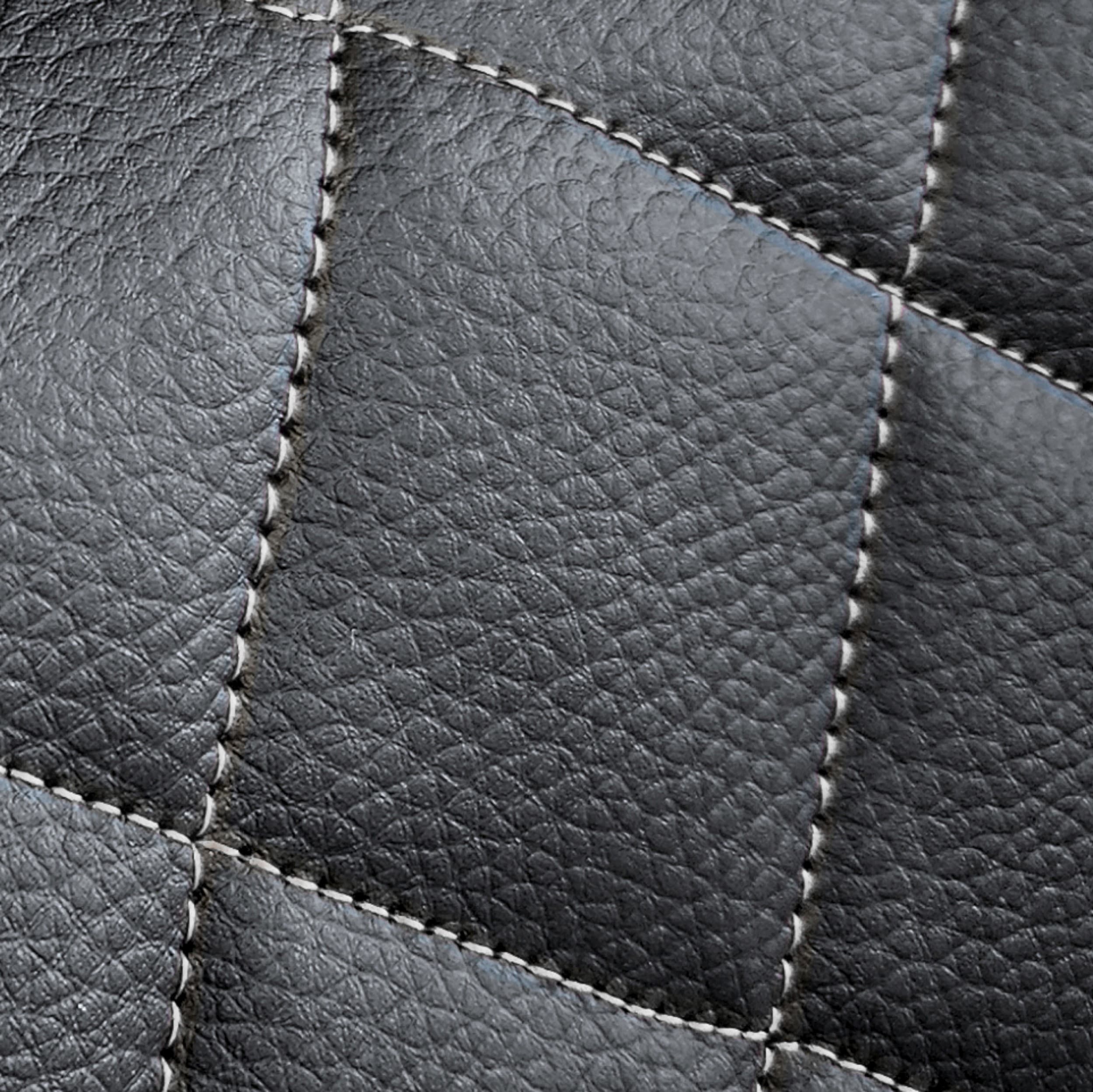 Perfect Line stoelhoezen - detail van ruitpatroon stiksel met zilveren draad op zwart eco-leer