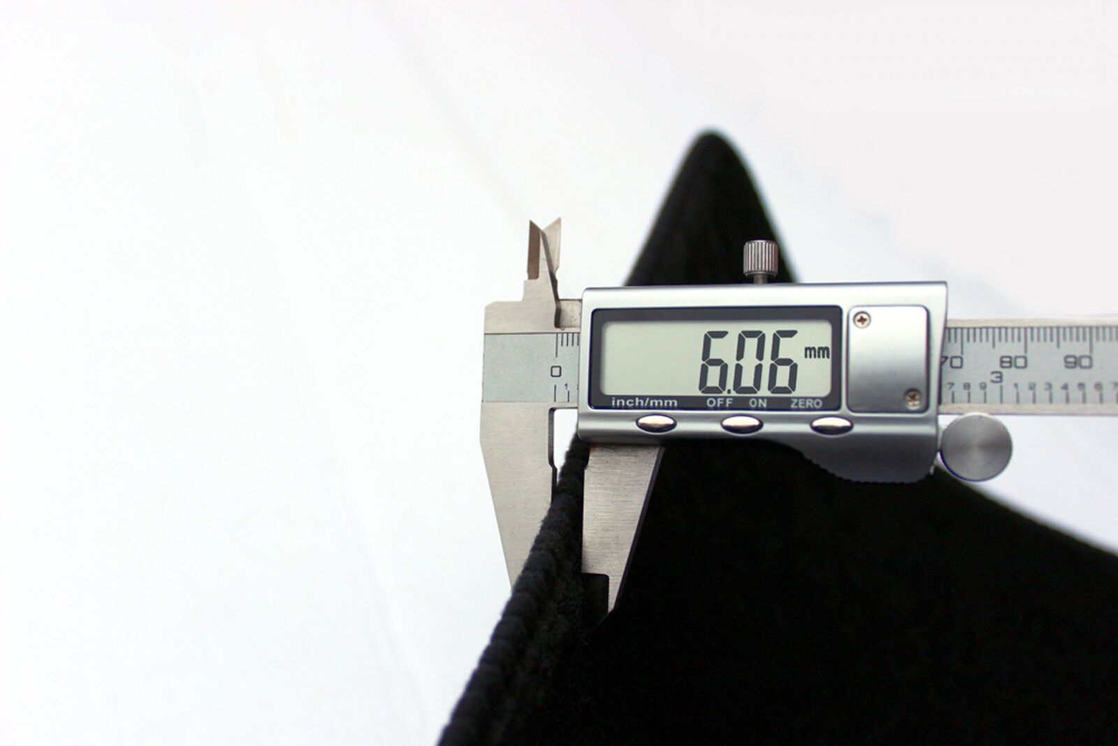 Meting van de dikte van de automatten met een schuifmaat